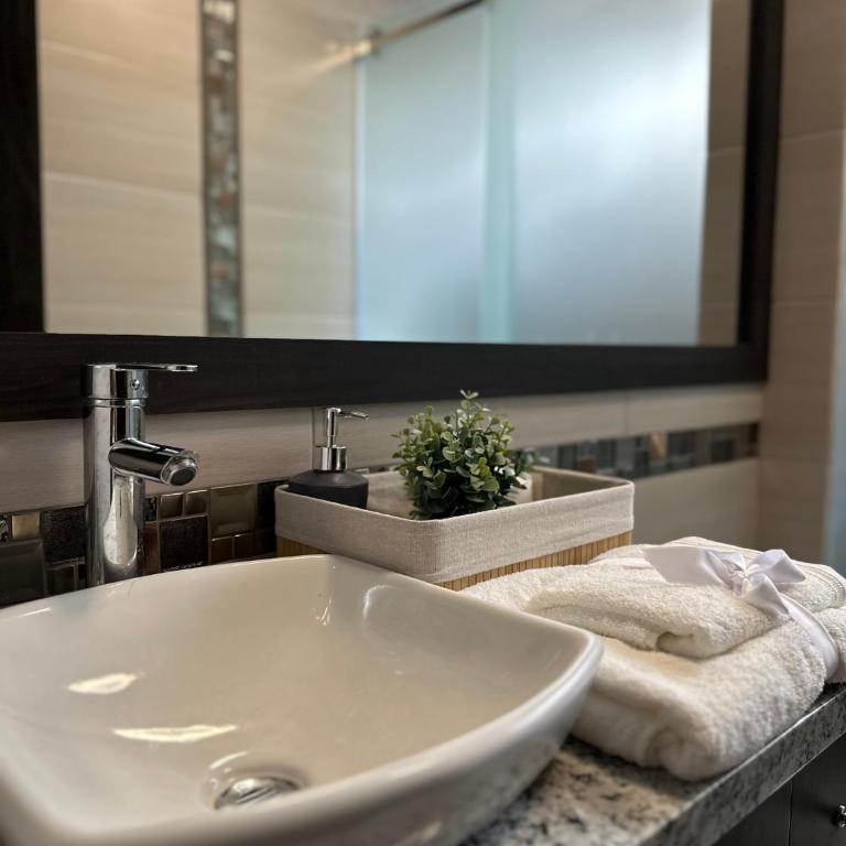 Quicentro Guest home By Carlos David - Two-Bedroom Apartment - 10