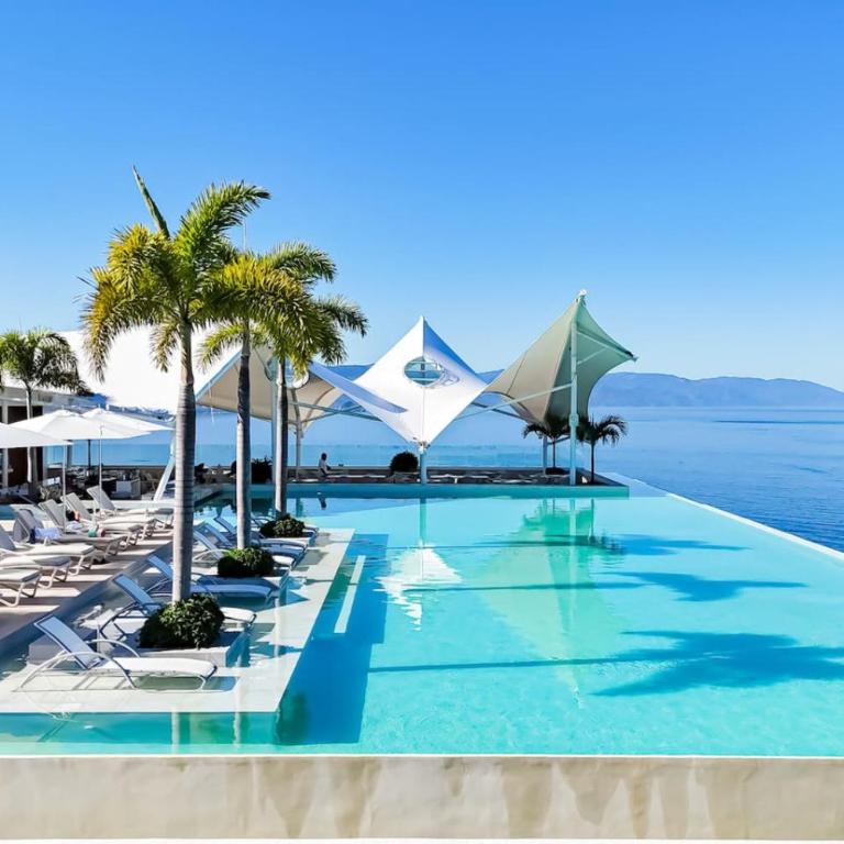 Sunset Getaway with Oceanfront Terrace and Resort Perks - Apartment - 4