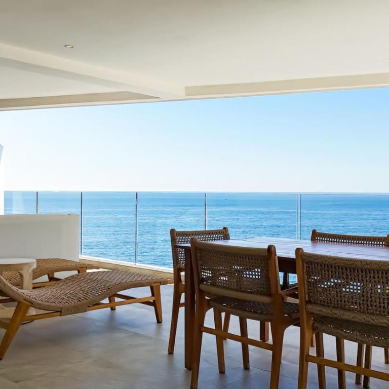 Sunset Getaway with Oceanfront Terrace and Resort Perks - Apartment - 7