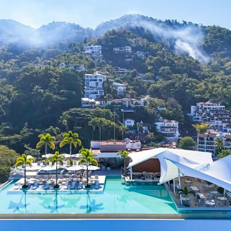 Sunset Getaway with Oceanfront Terrace and Resort Perks - Apartment - 1