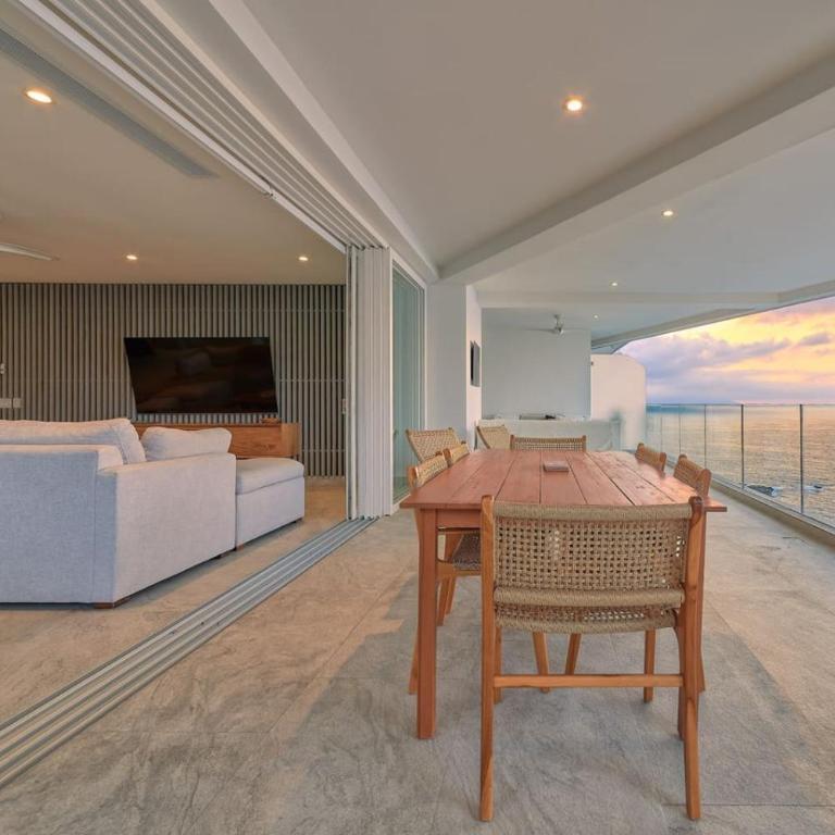 Sunset Getaway with Oceanfront Terrace and Resort Perks - Apartment - 10