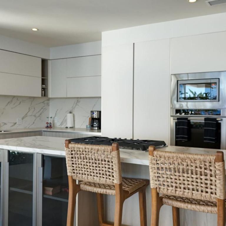 Sunset Getaway with Oceanfront Terrace and Resort Perks - Apartment - 11