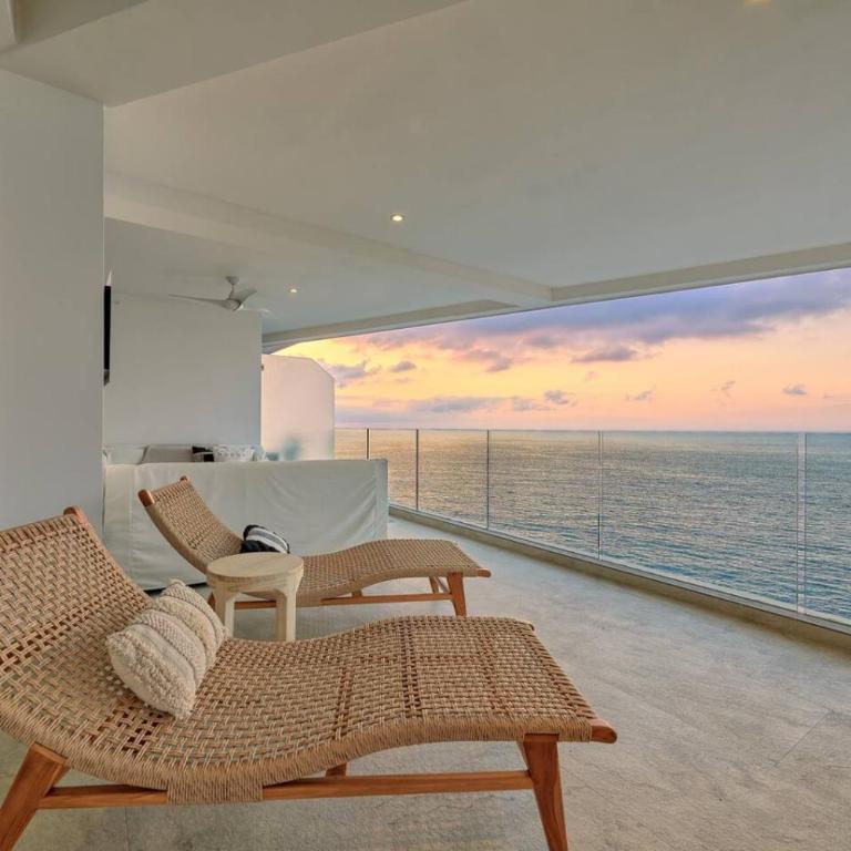 Sunset Getaway with Oceanfront Terrace and Resort Perks - Apartment - 12