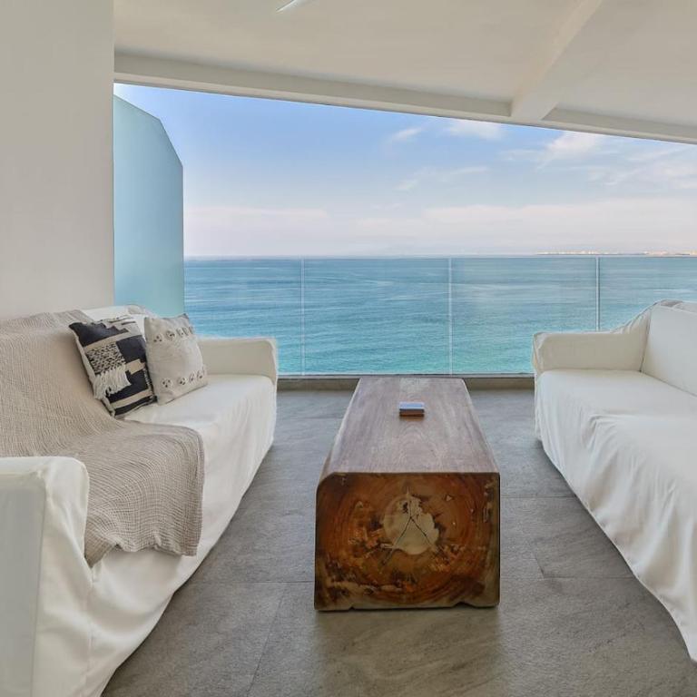 Sunset Getaway with Oceanfront Terrace and Resort Perks - Apartment - 16