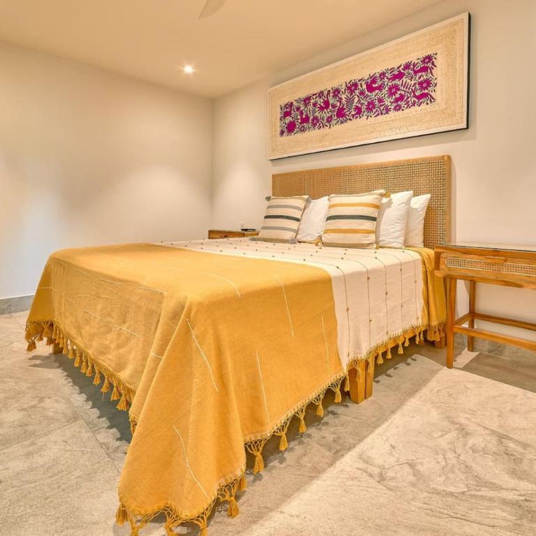 Sunset Getaway with Oceanfront Terrace and Resort Perks - Apartment - 17