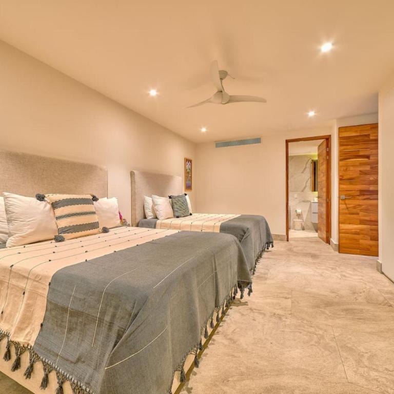 Sunset Getaway with Oceanfront Terrace and Resort Perks - Apartment - 20