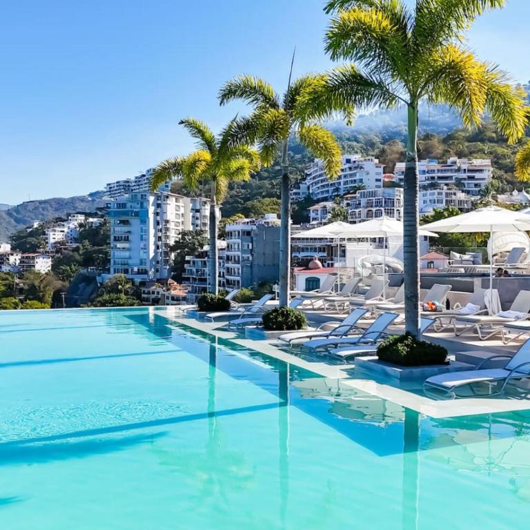 Sunset Getaway with Oceanfront Terrace and Resort Perks - Apartment - 30