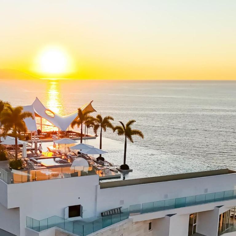 Sunset Getaway with Oceanfront Terrace and Resort Perks - Apartment - 31