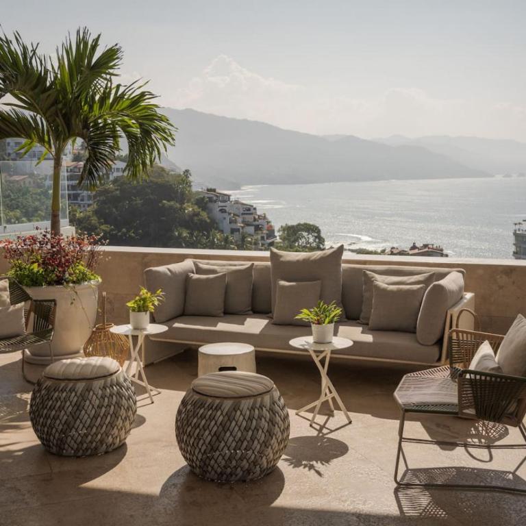 Sunset Getaway with Oceanfront Terrace and Resort Perks - Apartment - 32