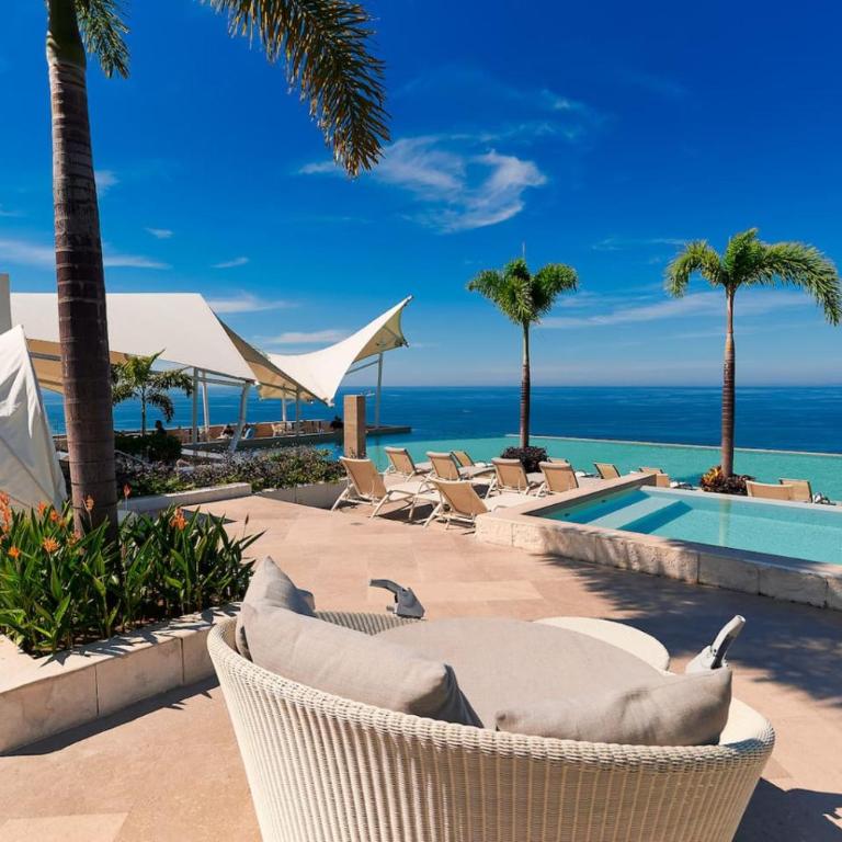 Sunset Getaway with Oceanfront Terrace and Resort Perks - Apartment - 34