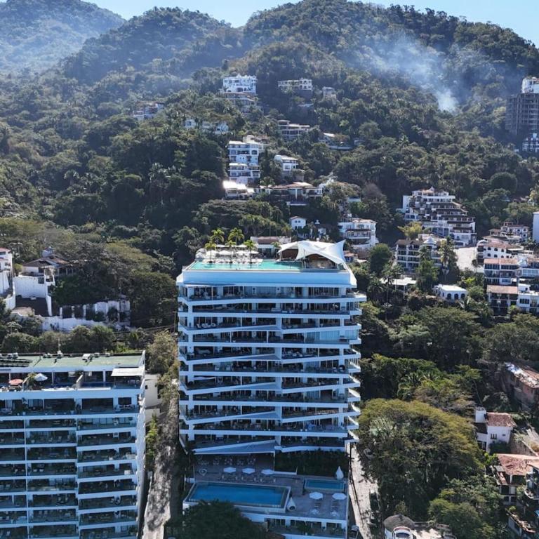 Sunset Getaway with Oceanfront Terrace and Resort Perks - Apartment - 42
