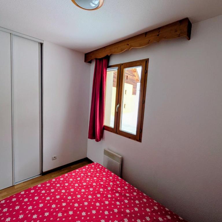 Appartement 4 pièces pour 6-8 personnes, 2 chambres, 1 cabine, 2 canapés-lit double dans le salon, au pied des pistes et piscine l'été, wifi fibre - Appartement - Vue sur Piscine - 3