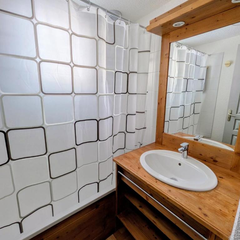 Appartement 4 pièces pour 6-8 personnes, 2 chambres, 1 cabine, 2 canapés-lit double dans le salon, au pied des pistes et piscine l'été, wifi fibre - Appartement - Vue sur Piscine - 24