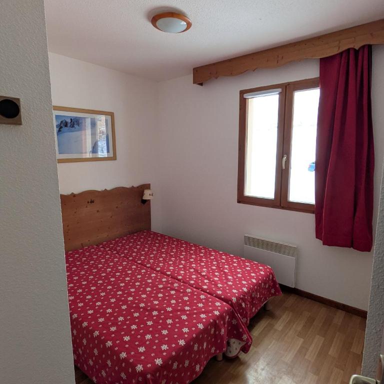 Appartement 4 pièces pour 6-8 personnes, 2 chambres, 1 cabine, 2 canapés-lit double dans le salon, au pied des pistes et piscine l'été, wifi fibre - Appartement - Vue sur Piscine - 15