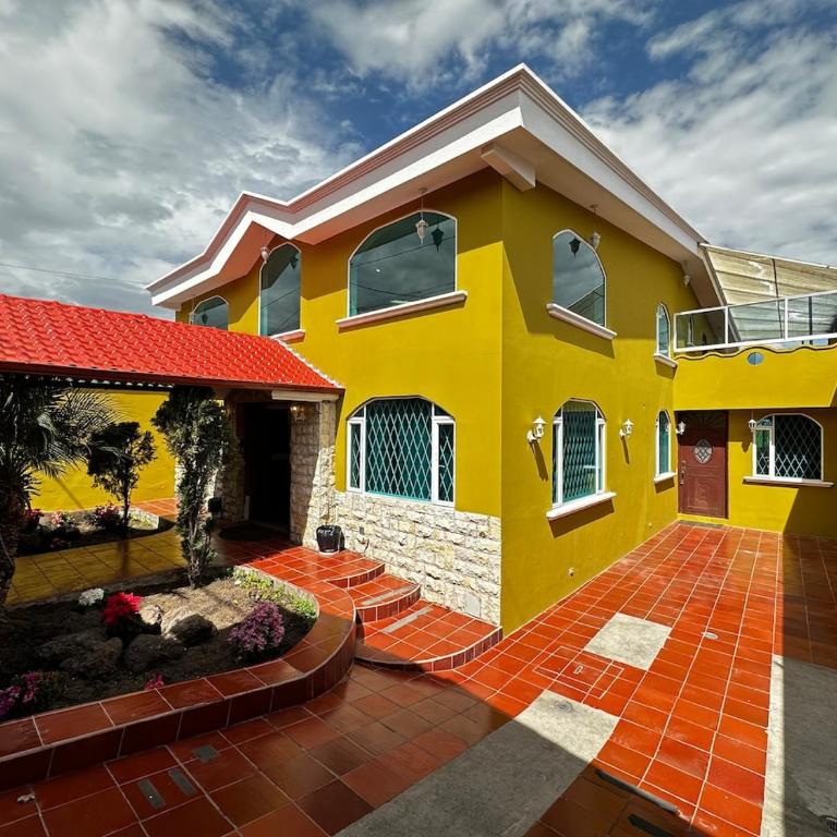 Luxury House - Jacuzzi - BBQ - 15 min to Airport - Six-Bedroom House - 1