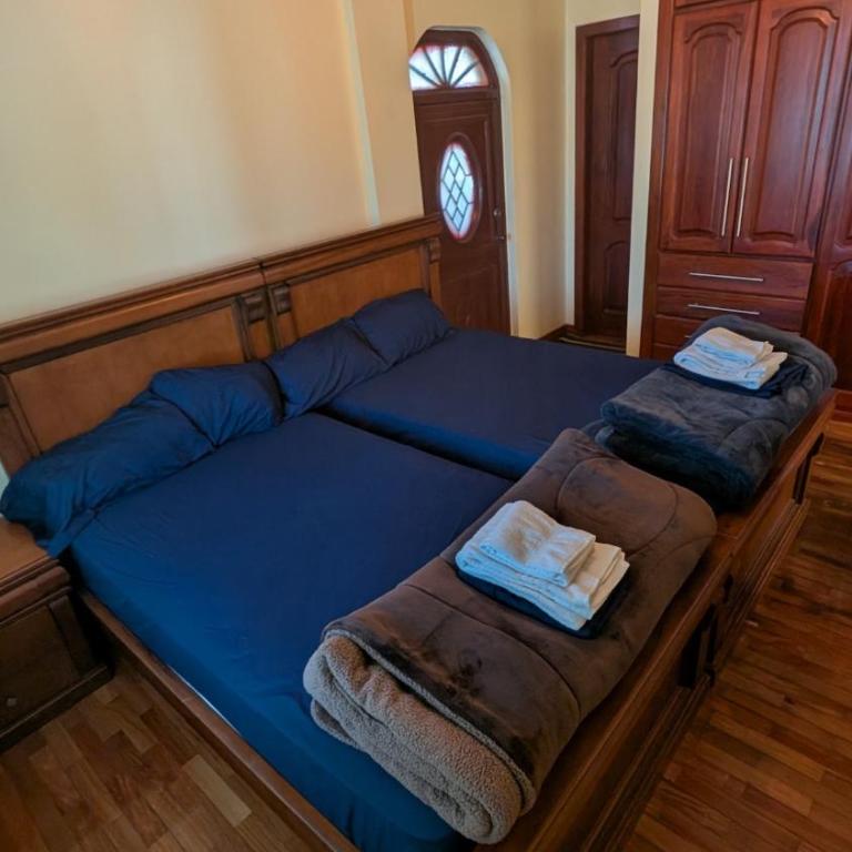 Luxury House - Jacuzzi - BBQ - 15 min to Airport - Six-Bedroom House - 3