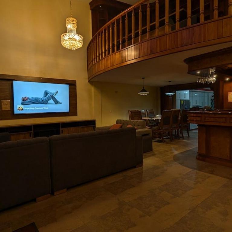 Luxury House - Jacuzzi - BBQ - 15 min to Airport - Six-Bedroom House - 4