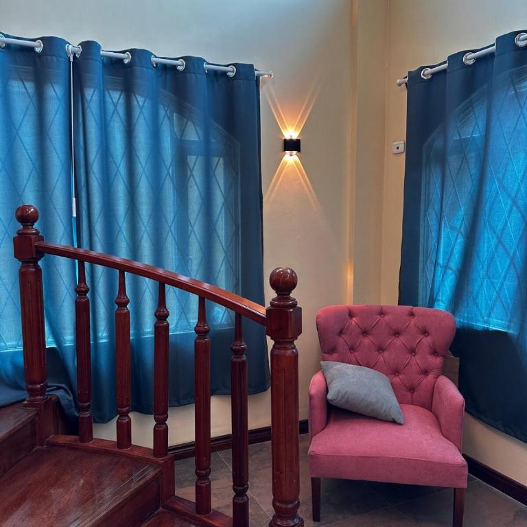 Luxury House - Jacuzzi - BBQ - 15 min to Airport - Six-Bedroom House - 8