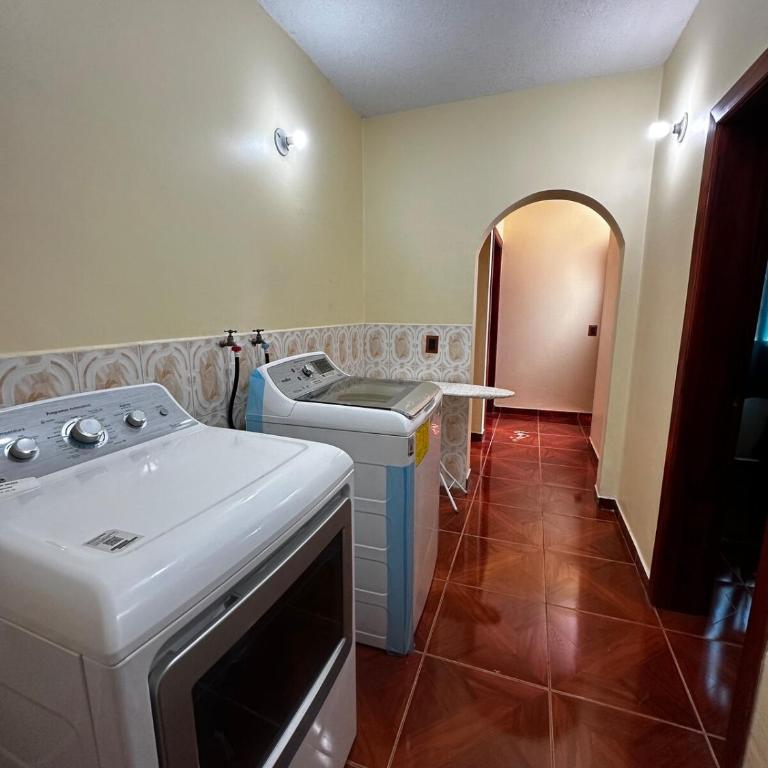Luxury House - Jacuzzi - BBQ - 15 min to Airport - Six-Bedroom House - 10