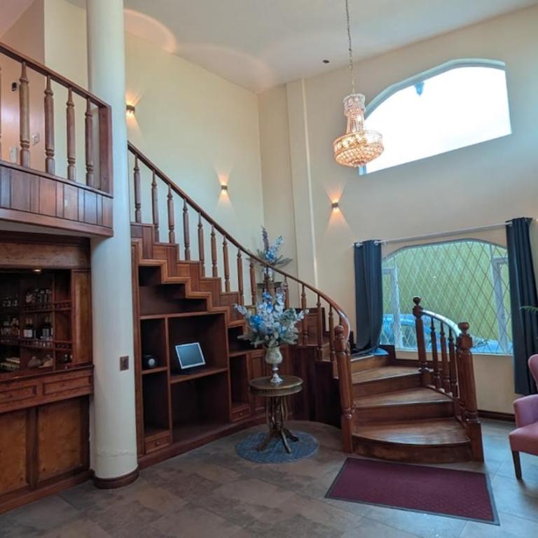 Luxury House - Jacuzzi - BBQ - 15 min to Airport - Six-Bedroom House - 12