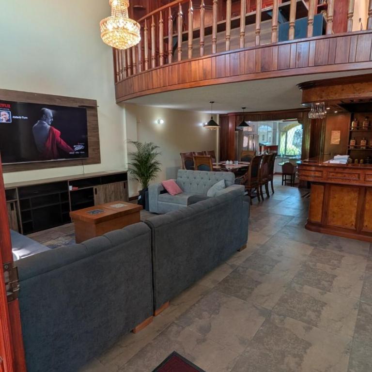 Luxury House - Jacuzzi - BBQ - 15 min to Airport - Six-Bedroom House - 14