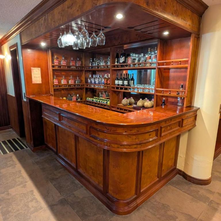 Luxury House - Jacuzzi - BBQ - 15 min to Airport - Six-Bedroom House - 15