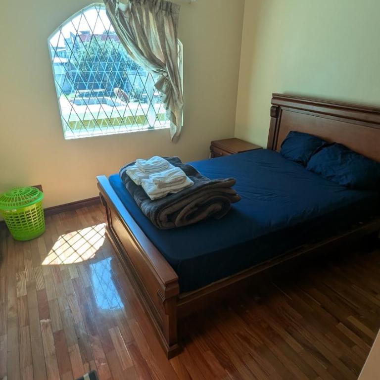 Luxury House - Jacuzzi - BBQ - 15 min to Airport - Six-Bedroom House - 18