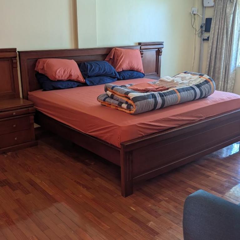 Luxury House - Jacuzzi - BBQ - 15 min to Airport - Six-Bedroom House - 20