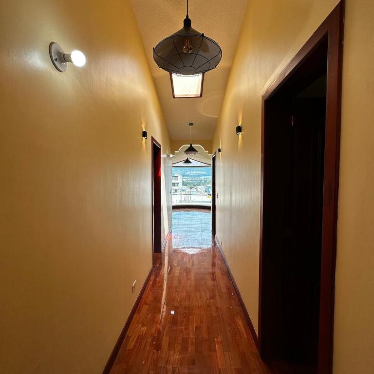 Luxury House - Jacuzzi - BBQ - 15 min to Airport - Six-Bedroom House - 22