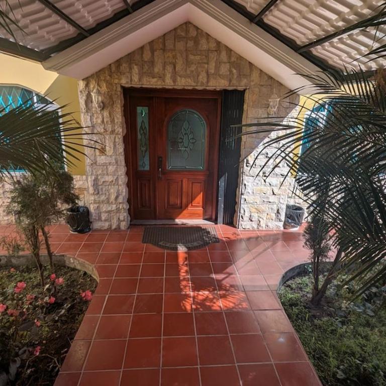 Luxury House - Jacuzzi - BBQ - 15 min to Airport - Six-Bedroom House - 25