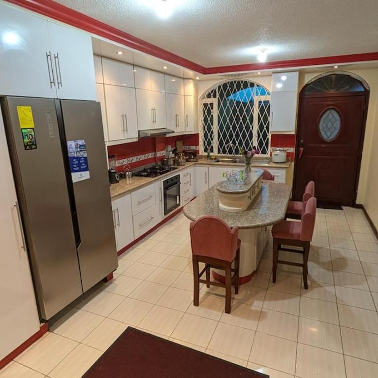 Luxury House - Jacuzzi - BBQ - 15 min to Airport - Six-Bedroom House - 26