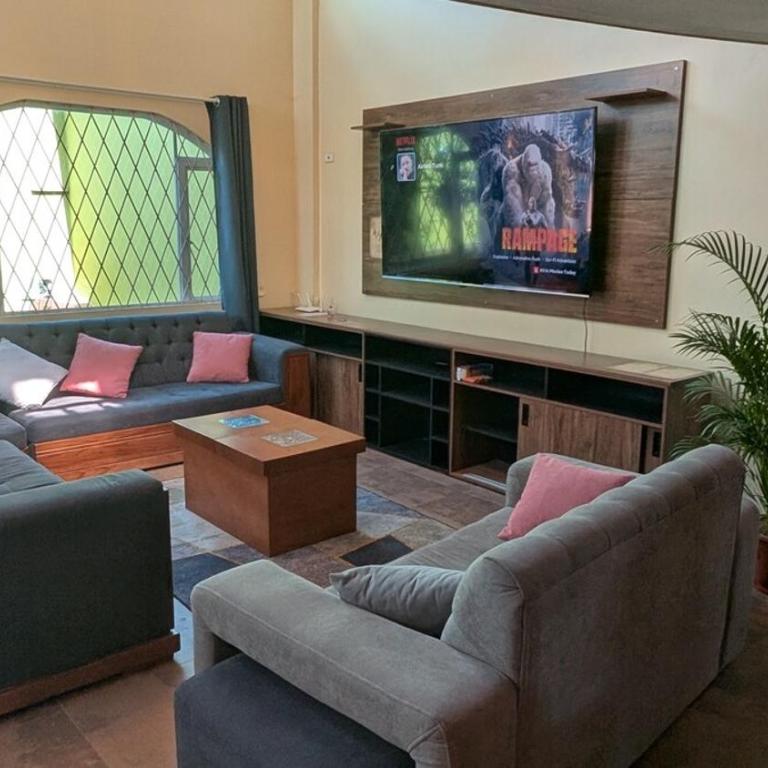 Luxury House - Jacuzzi - BBQ - 15 min to Airport - Six-Bedroom House - 29