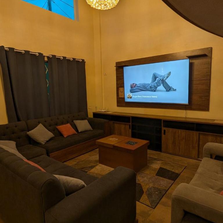 Luxury House - Jacuzzi - BBQ - 15 min to Airport - Six-Bedroom House - 30