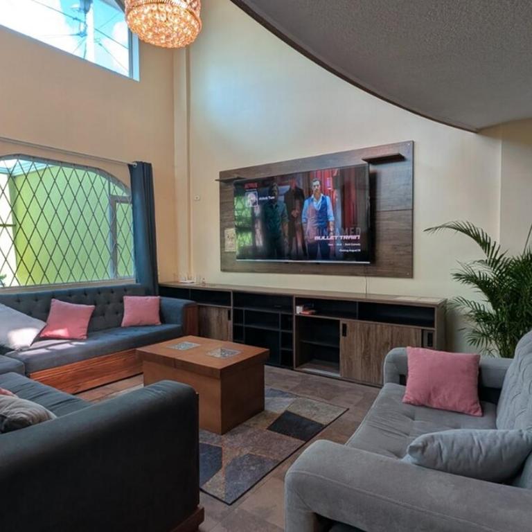 Luxury House - Jacuzzi - BBQ - 15 min to Airport - Six-Bedroom House - 32