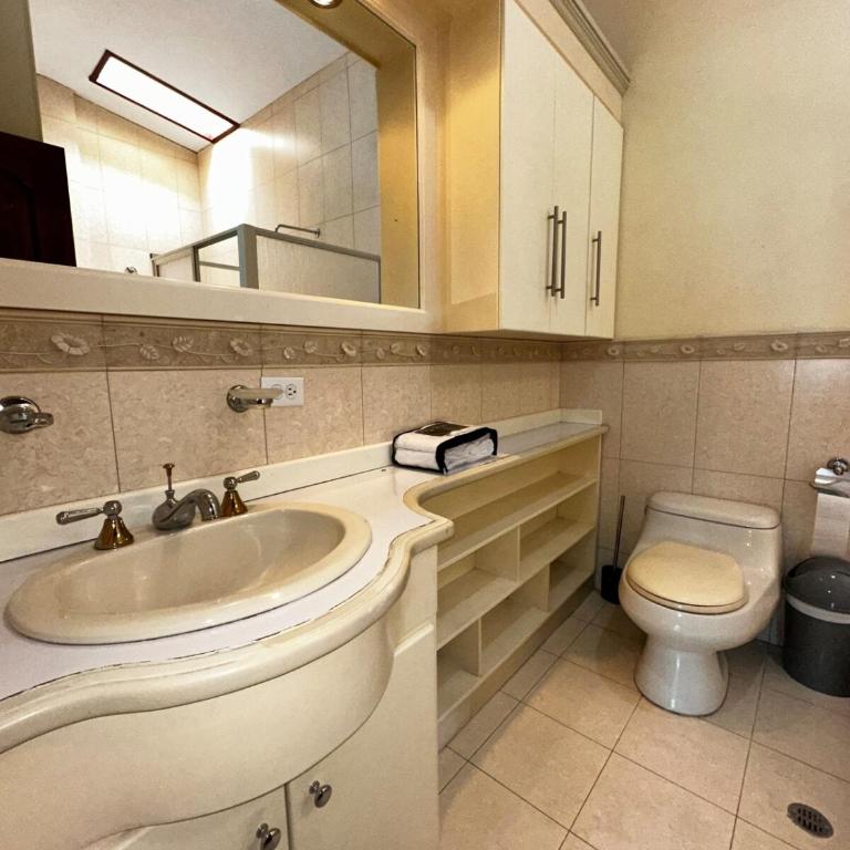 Luxury House - Jacuzzi - BBQ - 15 min to Airport - Six-Bedroom House - 33
