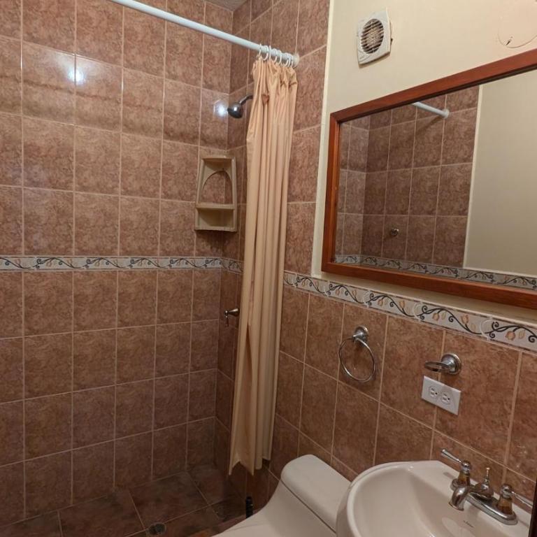 Luxury House - Jacuzzi - BBQ - 15 min to Airport - Six-Bedroom House - 36