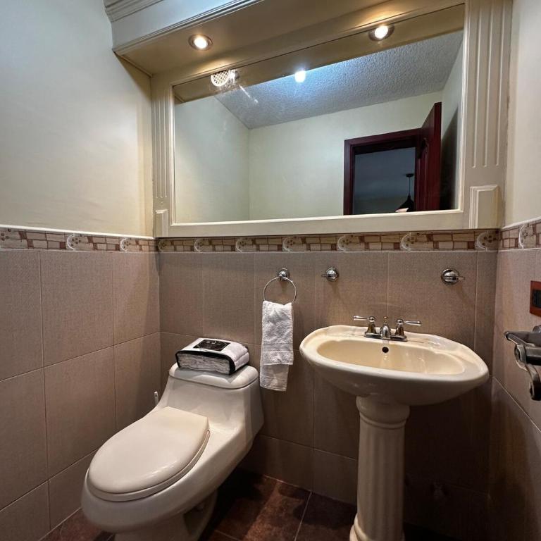Luxury House - Jacuzzi - BBQ - 15 min to Airport - Six-Bedroom House - 45