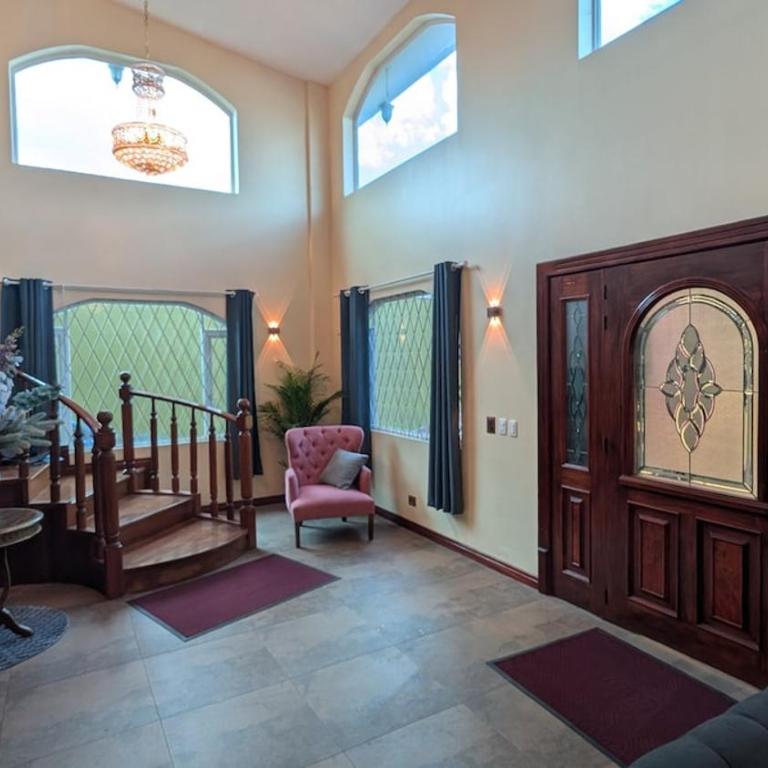Luxury House - Jacuzzi - BBQ - 15 min to Airport - Six-Bedroom House - 53