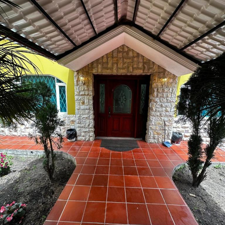 Luxury House - Jacuzzi - BBQ - 15 min to Airport - Six-Bedroom House - 55