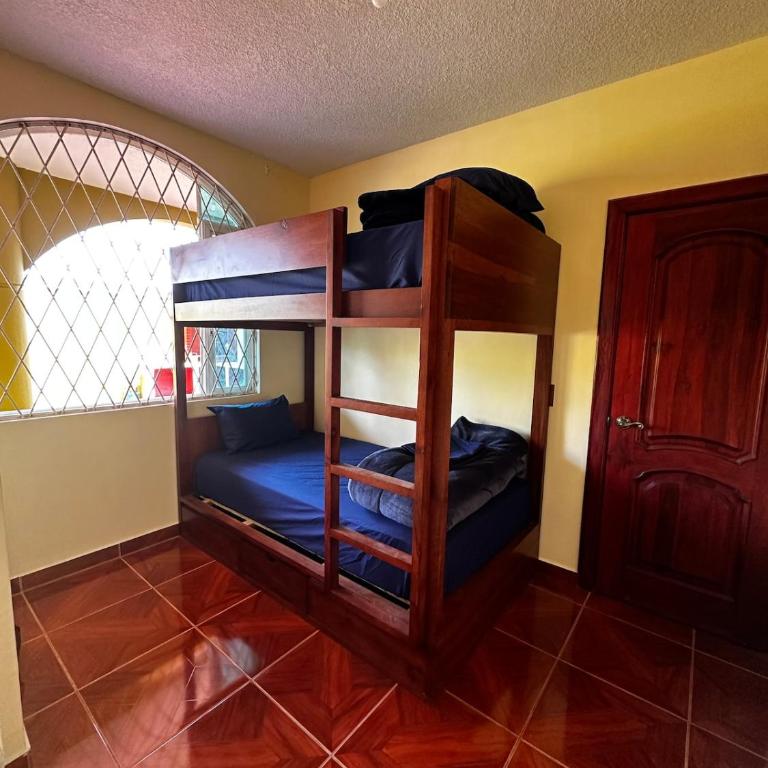 Luxury House - Jacuzzi - BBQ - 15 min to Airport - Six-Bedroom House - 59