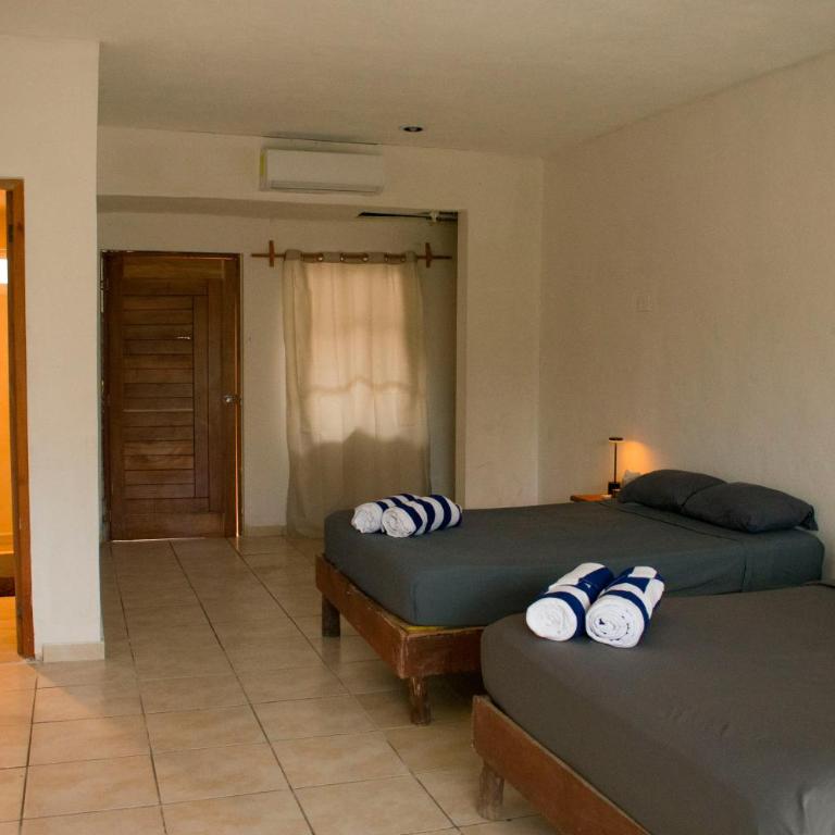 Balu Hotel - Quadruple Room with Private Bathroom - 4