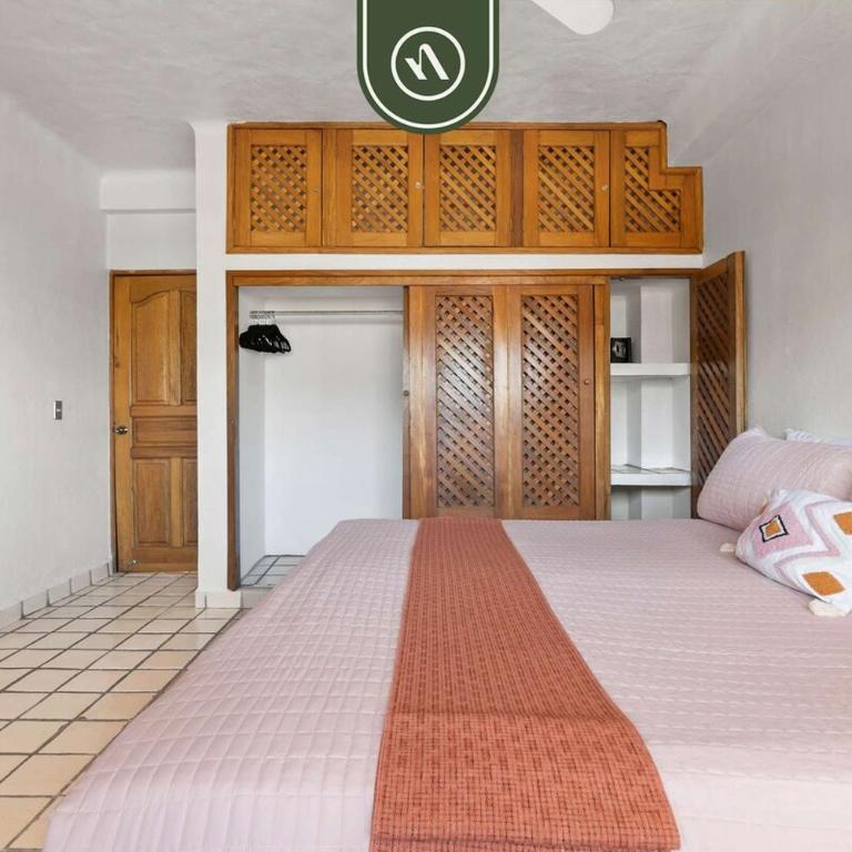 Beachfront Mexican Styled 3 BR Condo in Downtown - Casa - 17