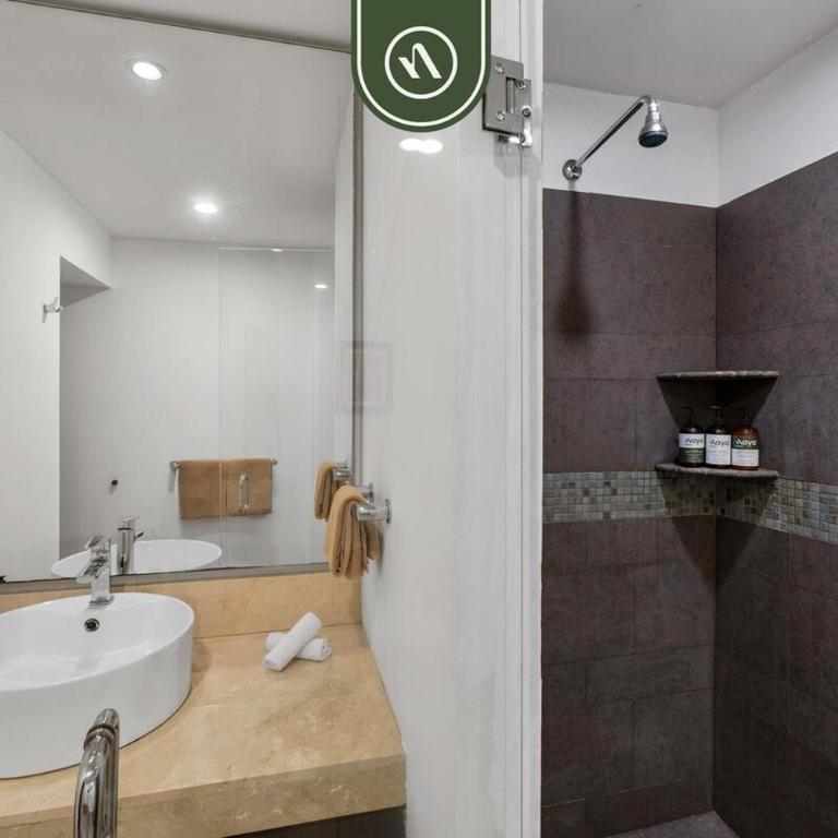 Elegant 2 BR Condo with Amazing Rooftop Pool - Casa - 29