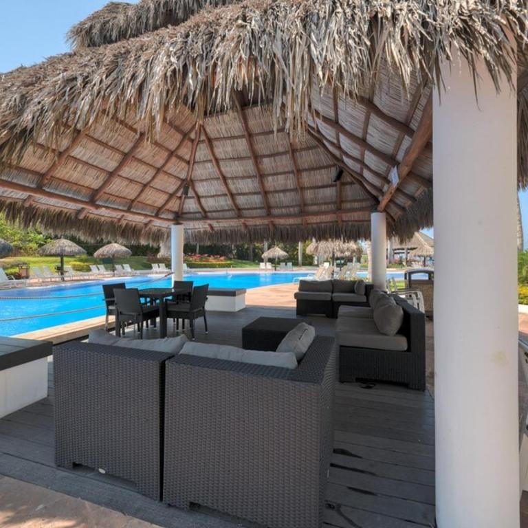 Luxury Oceanfront 4BR Condo - Pool - Ocean View - Casa - 82