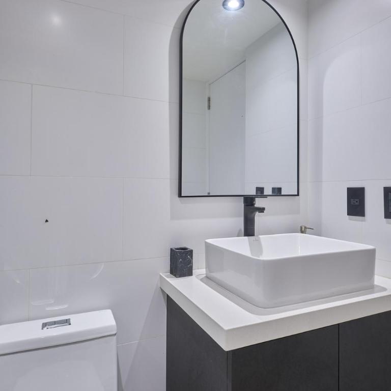 Costa Verde Contemporary Stays by Geko - Two-Bedroom Apartment with Garden View - 39