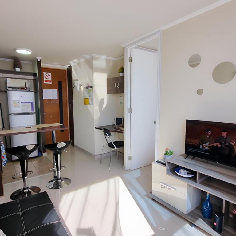Depto moderno con piscina y vista ciudad, a pasos Metro Santa Isabel y Barrio Italia - One-Bedroom Apartment - 4