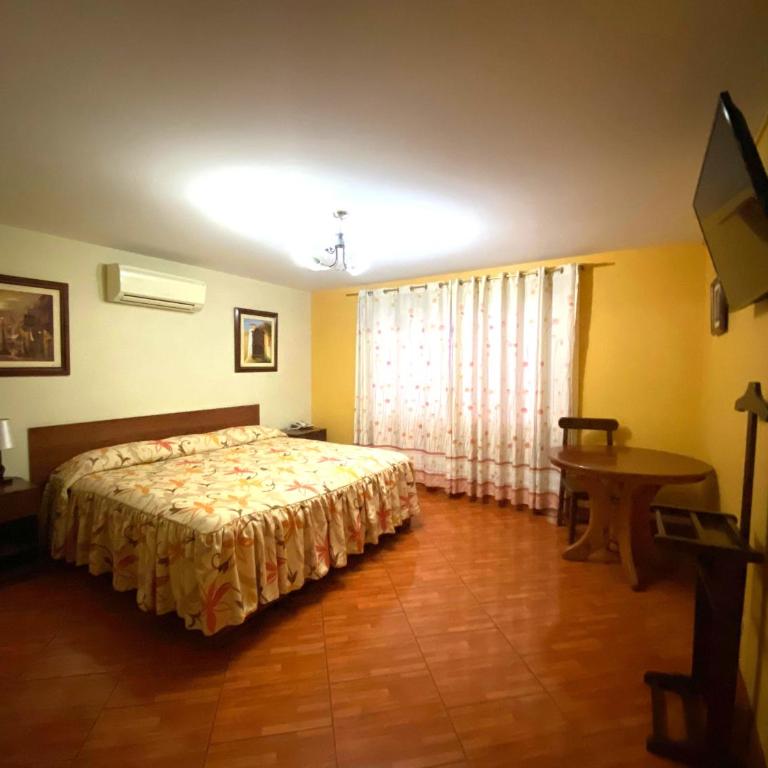 Hotel Nirvana Miraflores - Queen Room with Pool View - 3