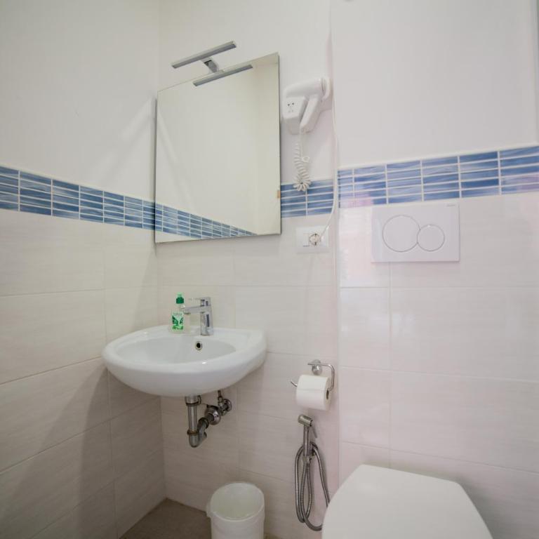 Cosmo GuestHouse - Camera Matrimoniale con Bagno Privato - 27