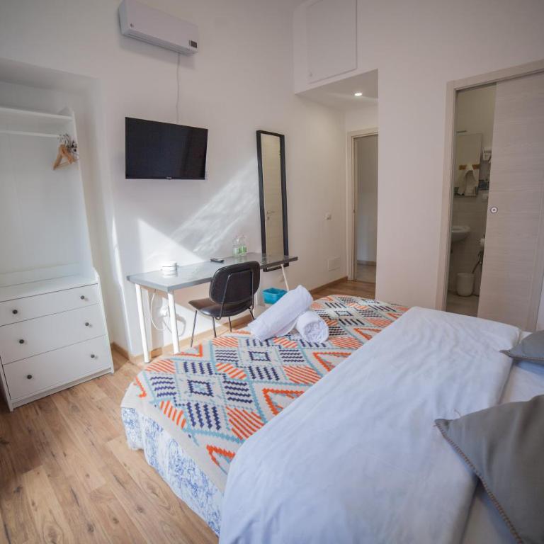 Cosmo GuestHouse - Camera Matrimoniale con Bagno Privato - 30