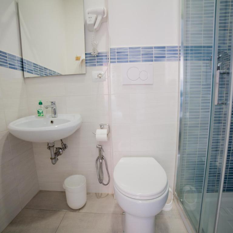 Cosmo GuestHouse - Camera Matrimoniale con Bagno Privato - 36